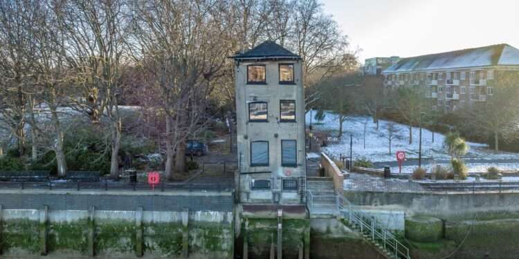 A house that is the only remaining property on its street in Rotherhithe sells at auction for £1.5m. (Savills)