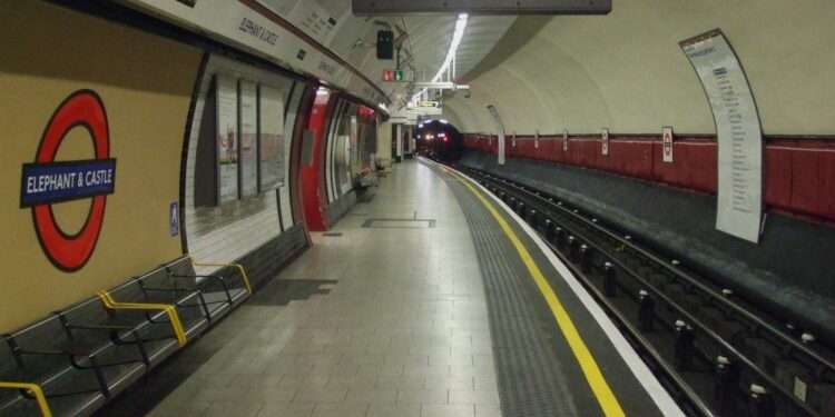 Elephant & Castle tube station western Bakerloo line platform looking south towards the sidings south of the station. Credit: 	Sunil060902 (Wikimedia Commons)