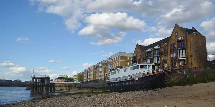 Rotherhithe Beach on the Thames. Credit: Barry Marsh (Creative Commons)